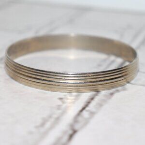 Beautiful vintage gold bangle bracelet 7"